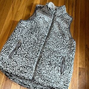 Fluffy warm fleece style vest size M EUC perfect for cool weather!